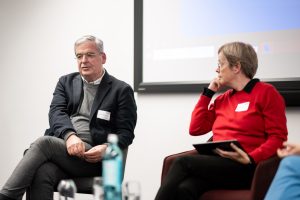 Ein Mann und eine Frau auf einem Panel.